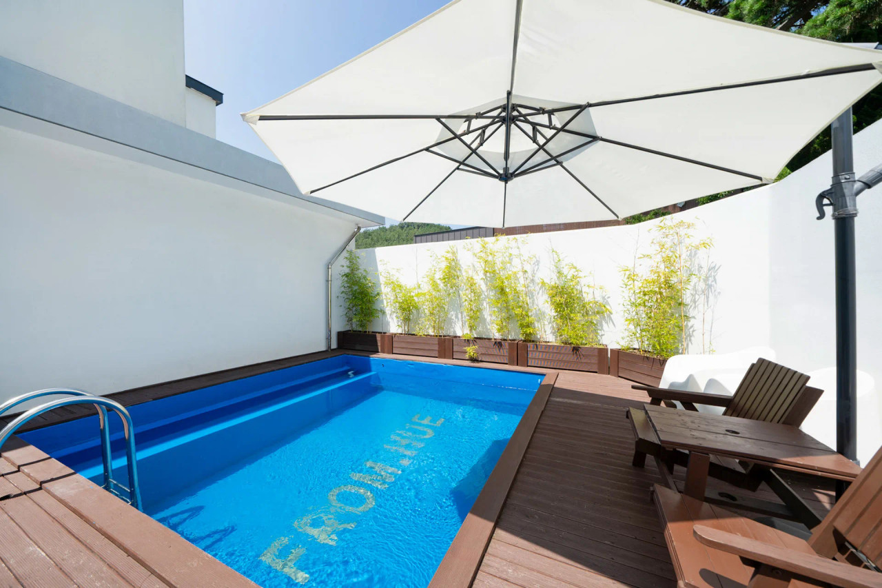 POOLVILLA
